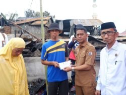 Pjs. Bupati Majene dan Baznas Serahkan Bantuan Kepada Korban Kebakaran di Tanjung Batu