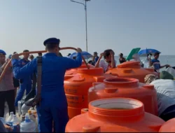 Kapolda Sulbar Salurkan Bantuan Air Bersih untuk Warga Pulau Ambo