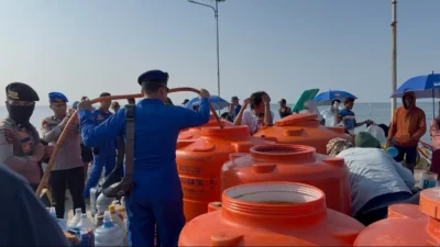 Kapolda Sulbar Salurkan Bantuan Air Bersih untuk Warga Pulau Ambo