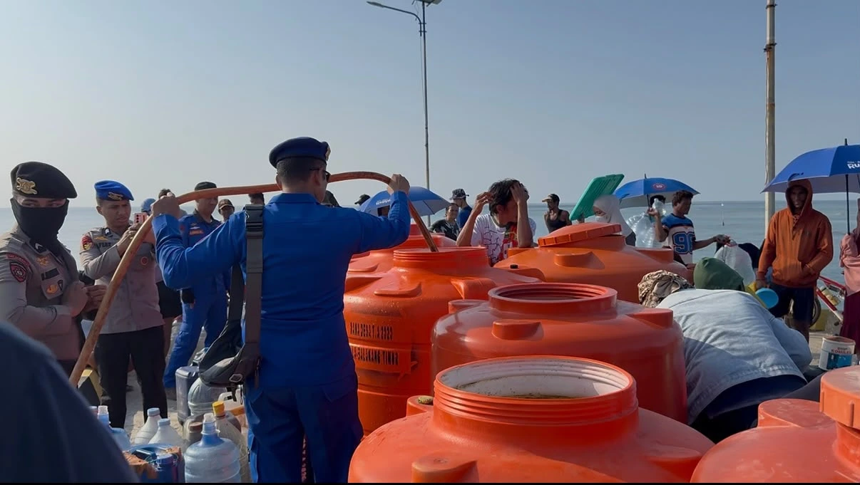 Kapolda Sulbar Salurkan Bantuan Air Bersih untuk Warga Pulau Ambo