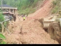 Tanah Longsor di Desa Lembana Salulo Mamasa Tutup Akses Jalan dan Timpa Rumah Warga