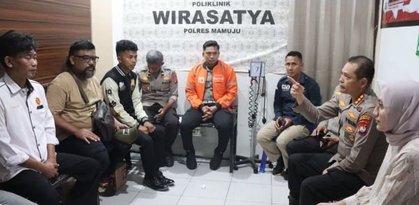 Kapolresta Mamuju Tinjau Langsung Personel yang Terluka Akibat Pelemparan Batu dalam Aksi Unras, Berikan Dukungan Moral dan Santunan