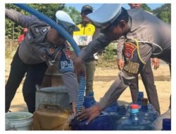 Krisis Air di Saluleang, Polantas Polda Sulbar Distribusikan 10 Ribu Liter Air Bersih